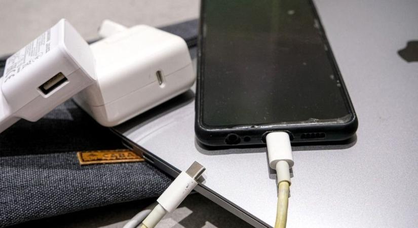 Elárasztották az országot az életveszélyes USB-töltők – a közismert webáruházakban is megjelentek