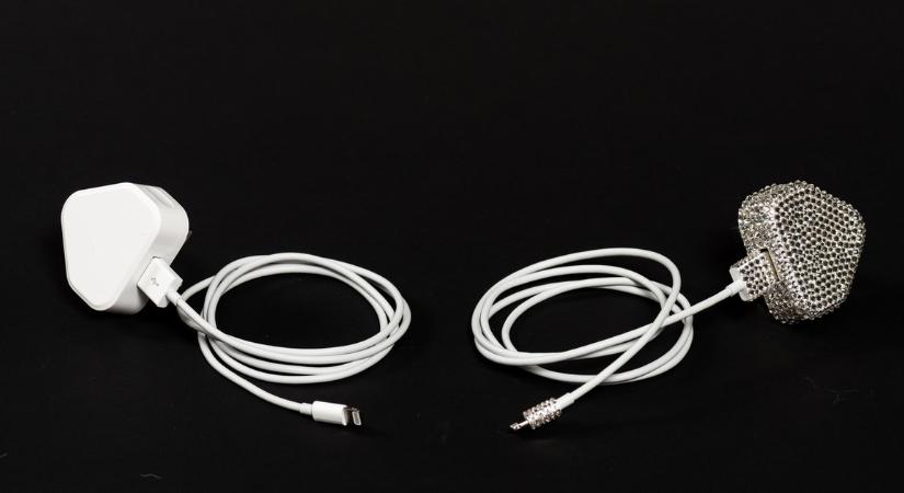 Veszélyes USB-töltőket vont ki a forgalomból a fogyasztóvédelmi hatóság