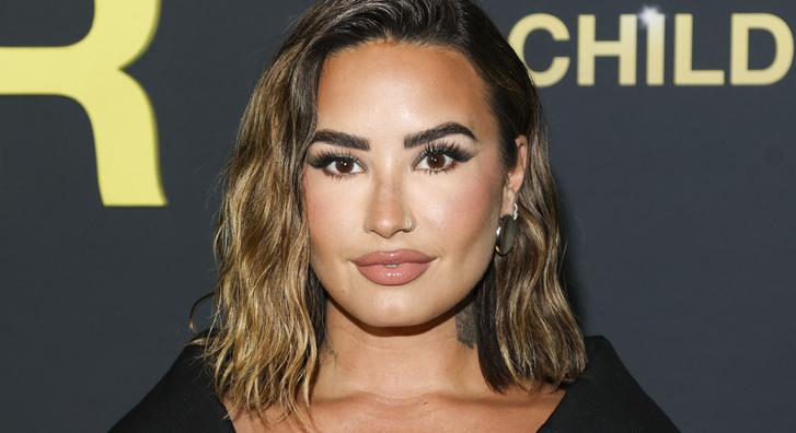 Demi Lovato férjhez ment, nem lehet némán elmenni menyasszonyi ruhája mellett