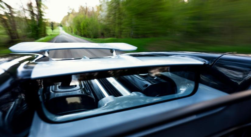 Mennydörgő őrület a nyitott Bugatti hangja