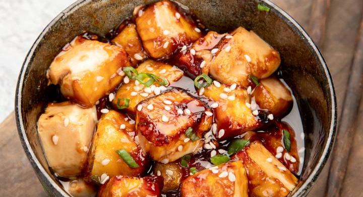 Karamellizált tofu gazdag chilis szószban: aromákban nem lesz hiány