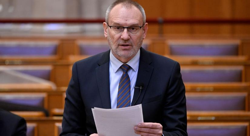 Zsigó Róbert: 30 ezer forintos élelmiszer-utalványt fognak kapni a nyugdíjasok (videó)