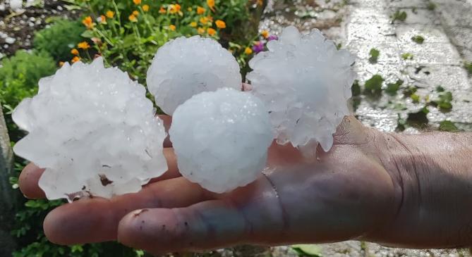 Közel teniszlaba nagyságú jég pusztított Bulgáriában