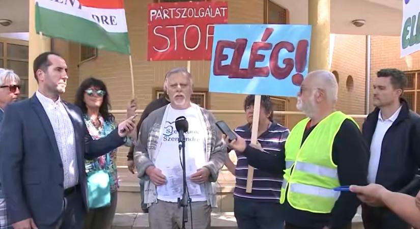 A Tisza Párt rendezvényét megzavaró személy előállításáért lefokozott rendőrért tüntettek