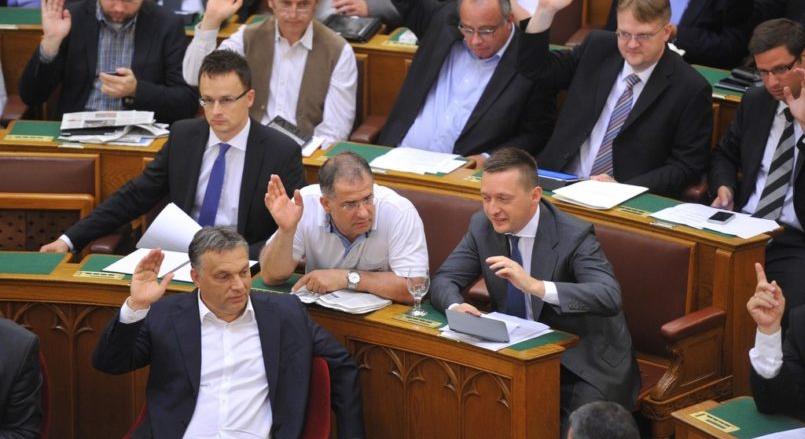 Hatalmasat bukott a Fidesz, összeomlás szélén a párt?