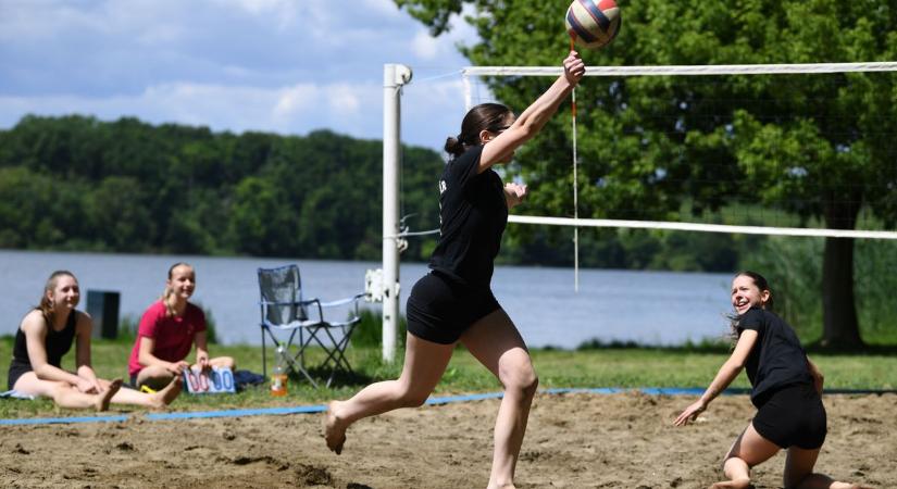 Idénynyitó strandröplabdatorna a Deseda partján