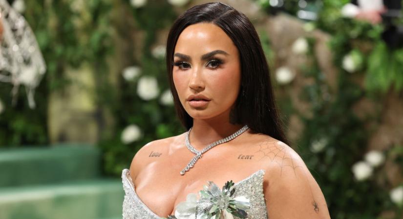 Demi Lovato férjhez ment, Vivienne Westwood menyasszonyi ruhája az egyik legkülönlegesebb, amit valaha láttunk