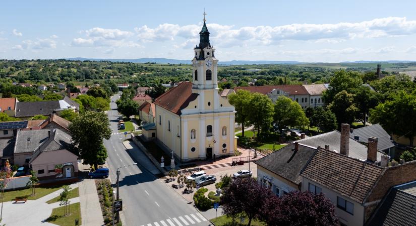 Megmentették Bicske barokk ékkövét: teljes felújításon esett át a Szentháromság templom