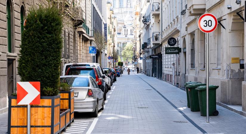 Megpróbálkozik a Yettel a lehetetlennel: parkolóhelyet találni Budapest belvárosában