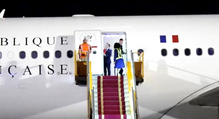 Lencsevégre kapták, amikor kapott egy taslit a feleségétől Emmanuel Macron