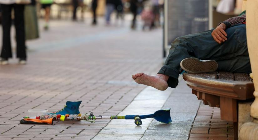 Szerethető figura vagy problémás a kutyás hajléktalan? Vitát robbantott a városban