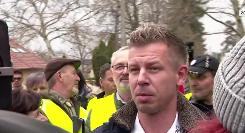 Magyar Péter miközben a sajtószabadság fontosságáról beszél, az újságírókat sértegeti  videó