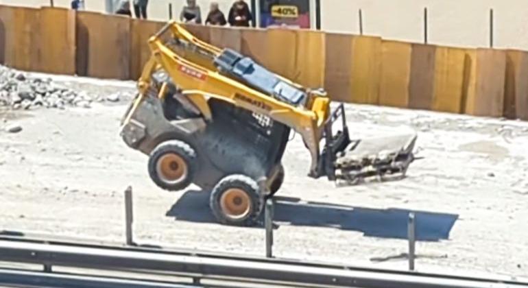 A Flórián téri felüljáró felújítása még egy évig tart, de a munkagépekkel már remekül egyensúlyoznak két keréken