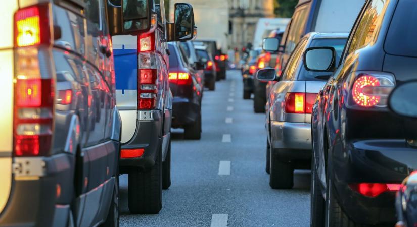Hatalmas a káosz az M5-ösön, 10 kilométeres torlódás bénítja a közlekedést