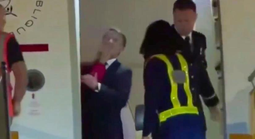 Röppent a pofon Macronnak a feleségétől, a kamera rögzítette a kínos pillanatokat – videó