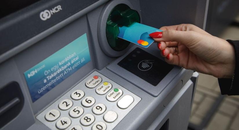 Eltűnik a bankkártya? Már minden második ügyfél mobilról vesz fel pénzt a K&H-nál