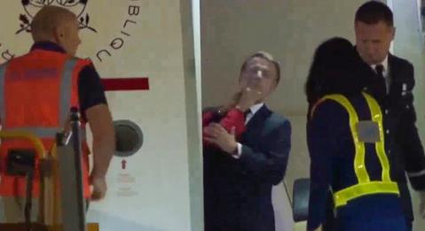 Macron kamerák előtt kapott pofont a feleségétől