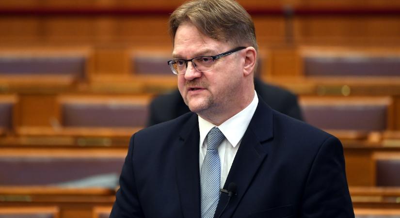 Répássy Róbert tételesen felsorolta a kormány segítségeit a devizahiteleseknek