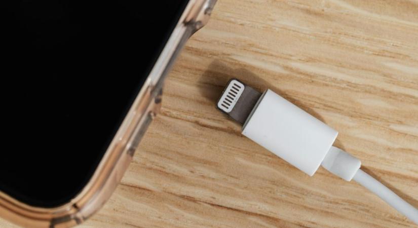 Megkongatták a vészharangot: áramütést okozhatnak ezek az USB töltők – azonnal kivonták őket a forgalomból