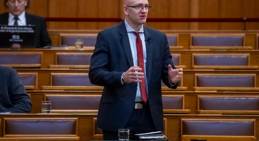 Z. Kárpát Dániel: Önökön a világ szeme!