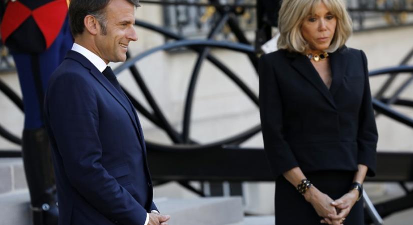 Begurult a first lady: felesége a kamerák előtt kevert le egy pofont Emmanuel Macronnak - Videó