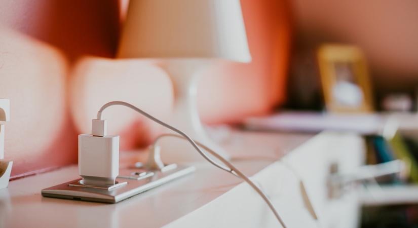 Óriási para van ezekkel az USB töltőkkel: sokan használnak ilyeneket, simán áramütést okozhatnak