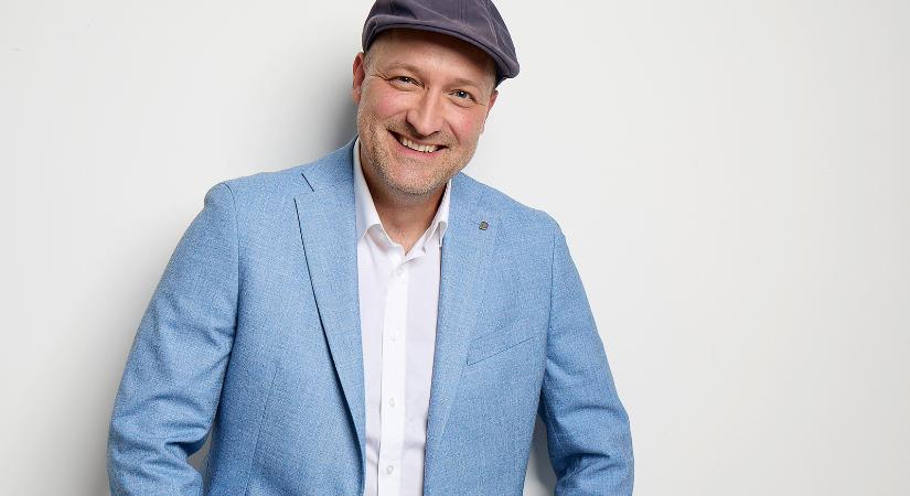 Harminc éve, a gimnázium óta, az Alma együttes a munkahelye – Buda Gábor zenész élete 5 mérföldkövéről mesél