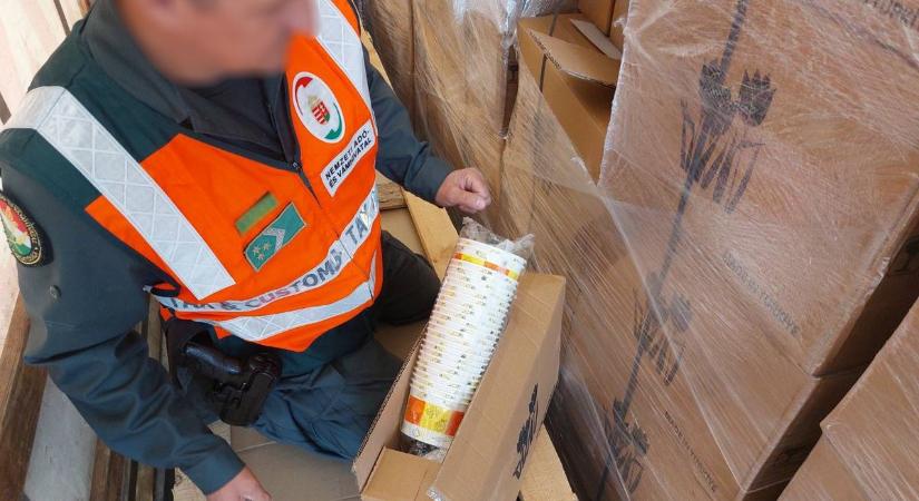 Fekete tulipánok mögé rejtették a török csempészcigit - fotók, videó