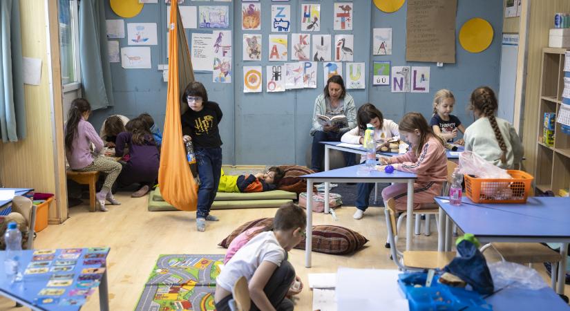 „Boldogok a tyúkok, a birkák, a disznók, mindenki, csak a gyerek nem, mert reggel be kell menni az iskolába”