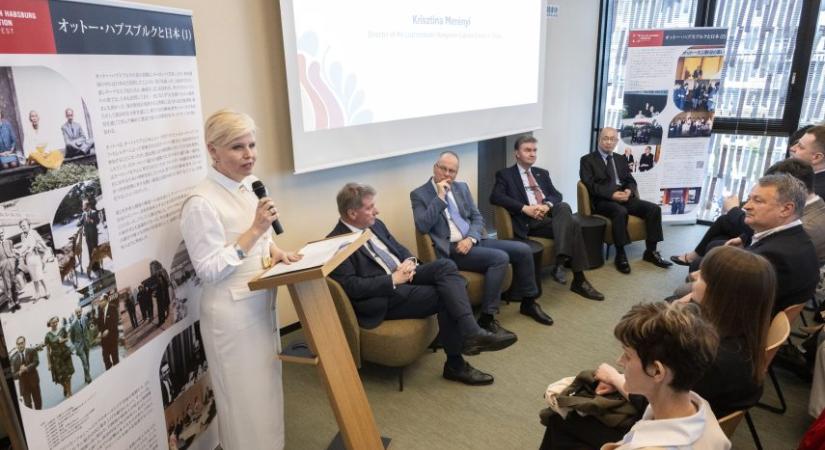 Habsburg Ottóról nyílt tárlat az Oszakai Világkiállítás magyar pavilonjában