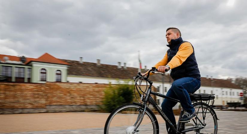 Ezt nagyon vártuk: elektromos kerékpárokkal várja Tamási a turistákat
