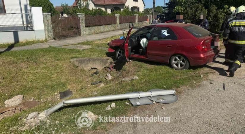 Jelzőtáblát döntött ki egy autó Sárváron
