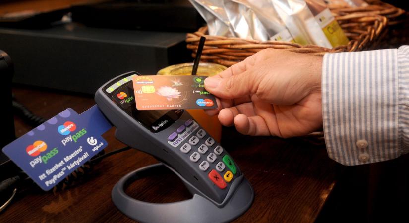 Ingyenes készpénzfelvétel nagyobb összegig? Itt a kormányzat válasza