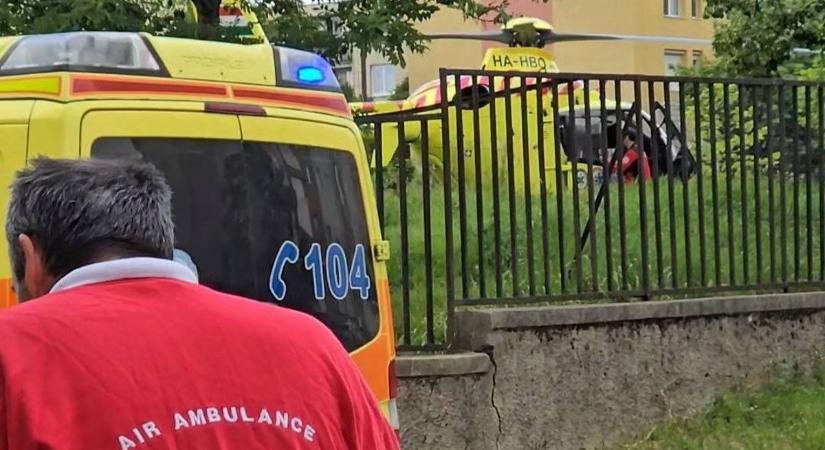 Mentőhelikopter szállt le egy várpalotai iskola udvarára