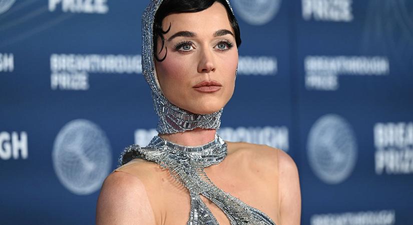 Katy Perry melltartója a színpadon pattant szét: kis híján óriási villantás lett a vége