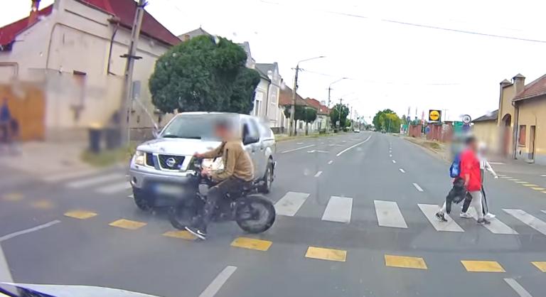 Videón az ütközés, a zebrán gázolt kerékpárost egy autó Törökszentmiklóson