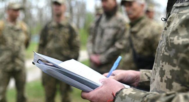 Férfiak csoportosan támadtak rá utcai toborzókra Kremencsukban