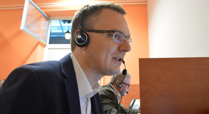 Rétvári Bence nem kért bocsánatot a rendőrtől, akinek a képével kampányolt