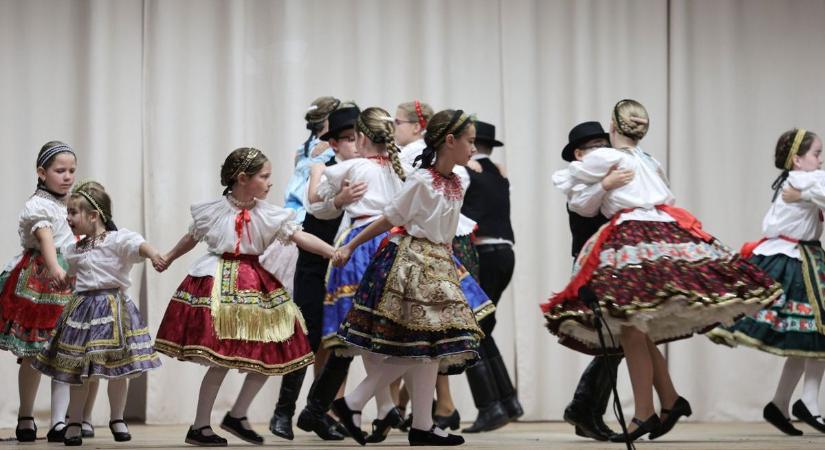 Gyerekek lépteitől zengtek a színpadi deszkák
