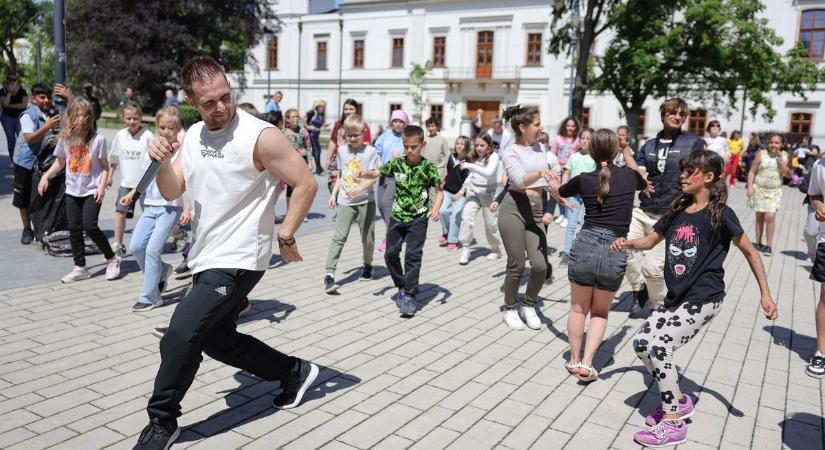 Papírszínház és pusziszörny – gyereknap az egyetem előtt
