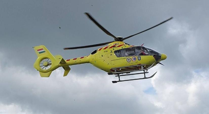 Iskola udvarán landolt a mentőhelikopter