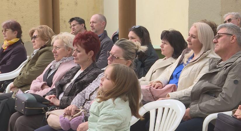 Közélet Közelről–2025.05.26.-Téma: 80 éves a Paksi Vak Bottyán Gimnázium; Jézus-szobor avatása