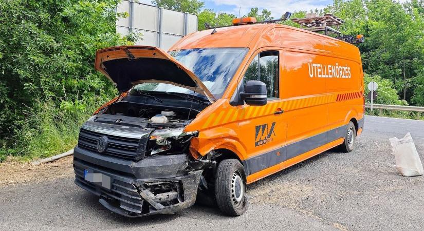 Frontális karambol Vasvárnál: közutas autónak hajtott egy Dacia