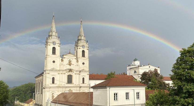 Megjelent a Bakonyban a dupla csoda, az apátság átbújt alatta (videó)