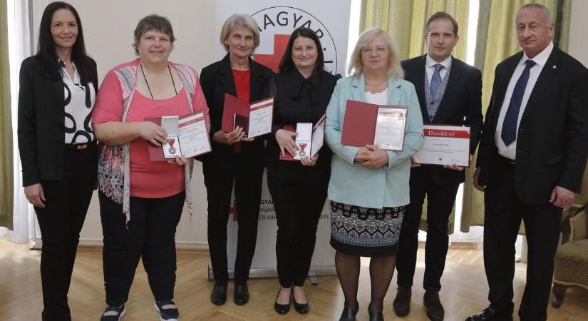 Kitüntetéssel ismerték el munkájukat a Vöröskereszt világnapján