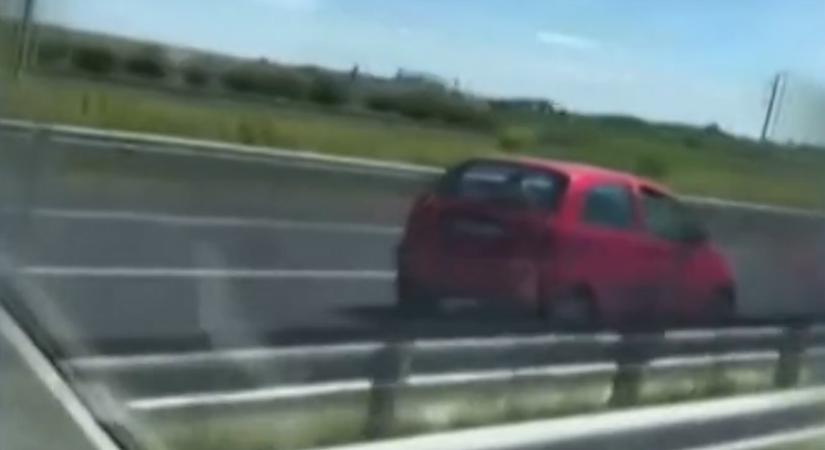 A forgalommal szemben hajtott egy idős nő a M85-ösön – videó