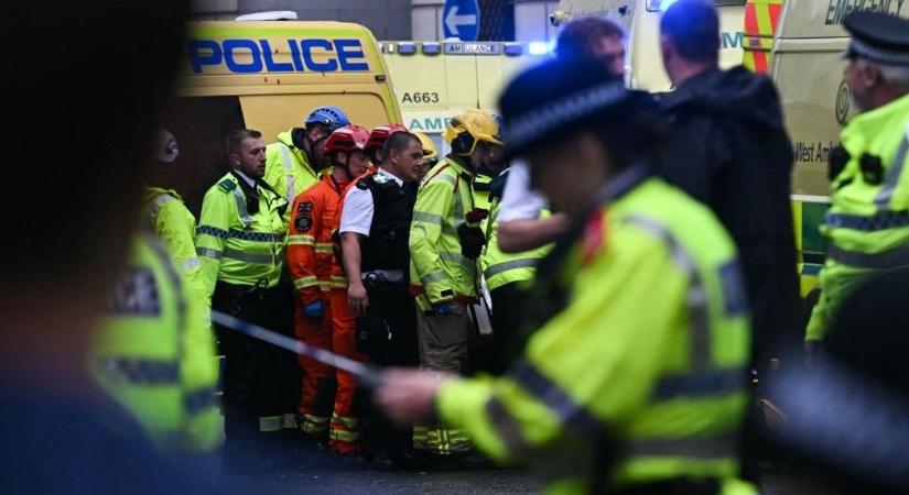 Most jött a szörnyű hír: belehajtott egy autó a Liverpoolt ünneplő tömegbe