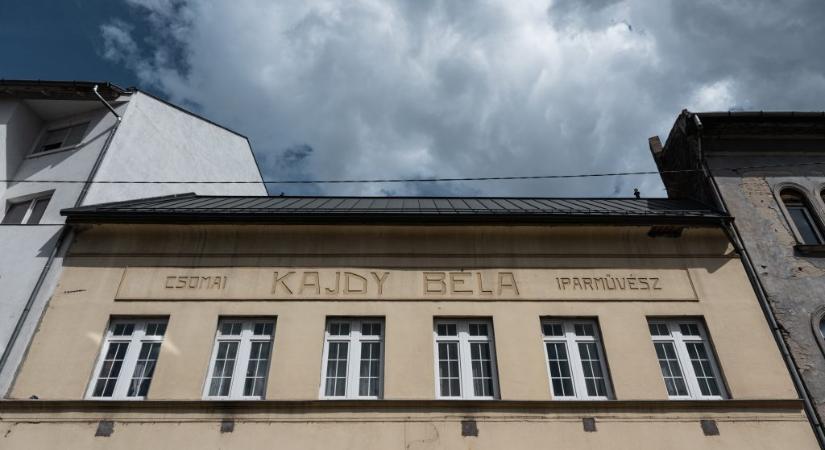 Ma is a két világháború közti bútorgyártás elfeledett alakjának nevét hirdeti egy józsefvárosi ház