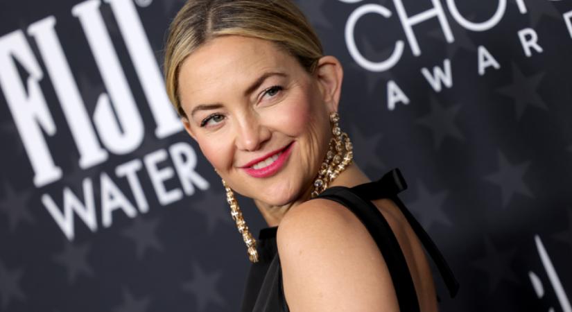 Kate Hudson a világ legrövidebb bőr nadrágjában állt színpadra
