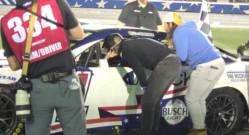 Bizarr: Egy rajongó lelopta Ross Chastain fejéről a győztes sapkát